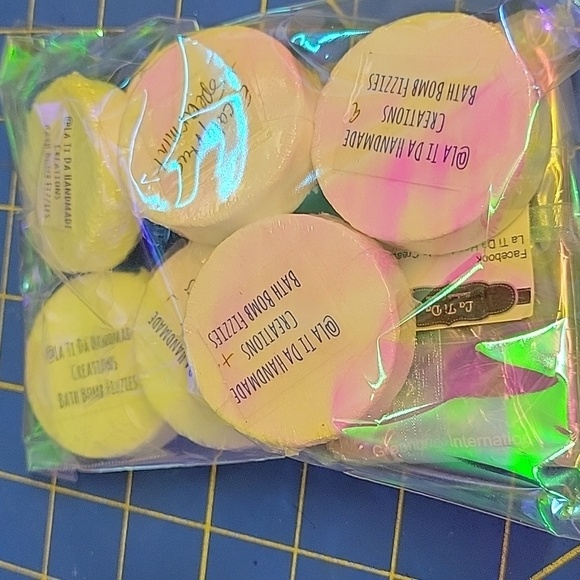 8 Eucalyptus Spearmint Bath Bomb Fizzies + 1 Bar Of Soap New - Picture 2 of 3